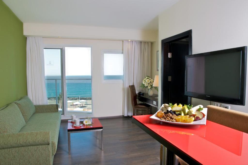 Rimonim Madison Hotel Nahariya Room photo