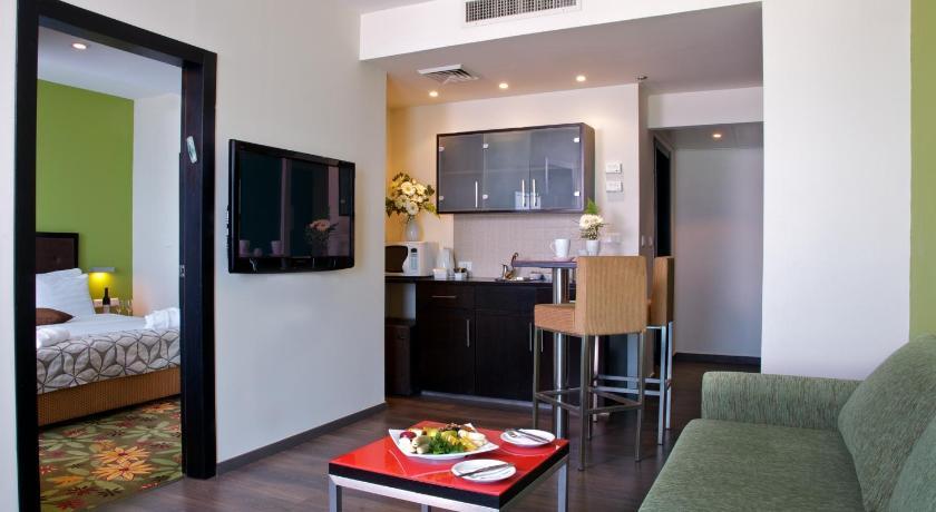 Rimonim Madison Hotel Nahariya Room photo