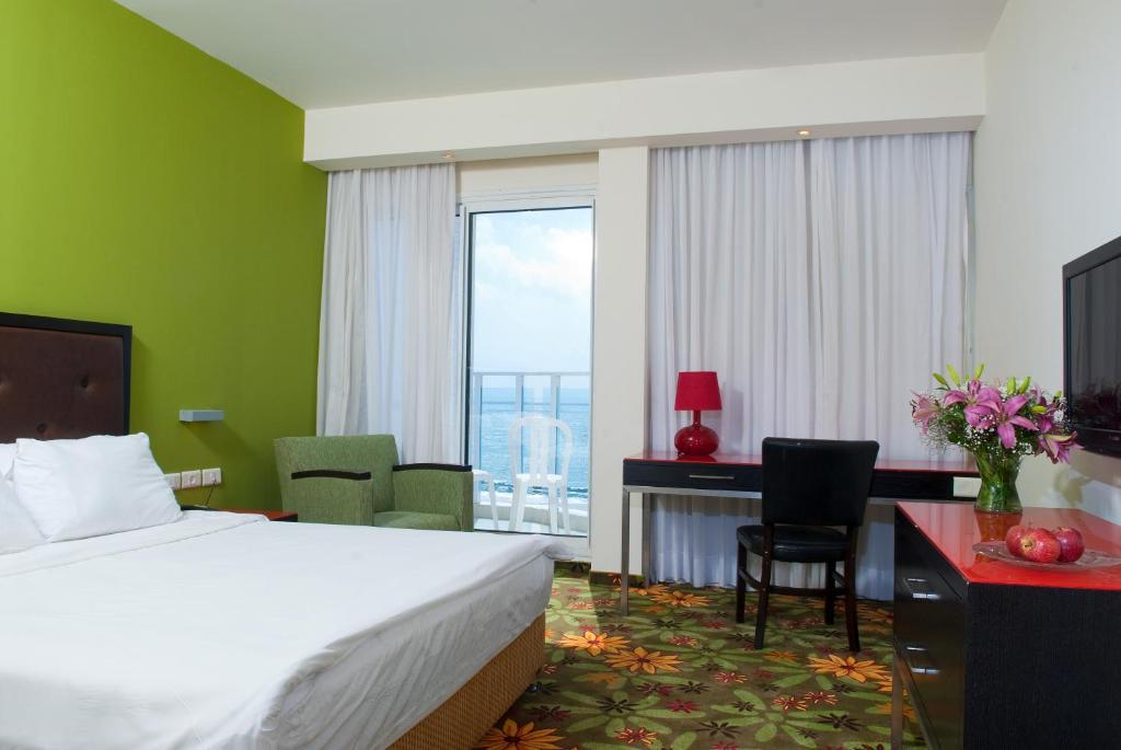 Rimonim Madison Hotel Nahariya Room photo
