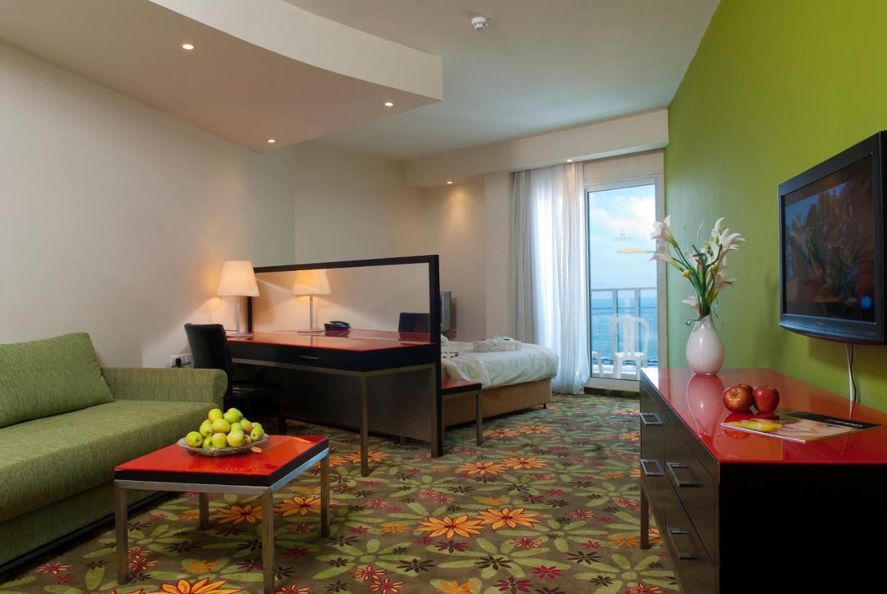 Rimonim Madison Hotel Nahariya Room photo